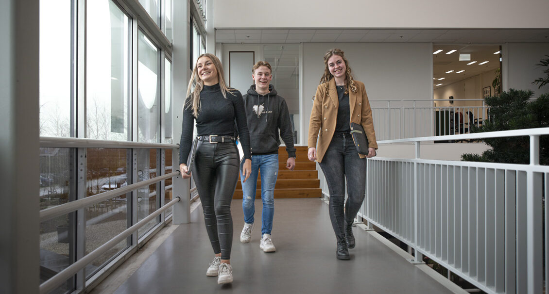 3 studenten op de gang