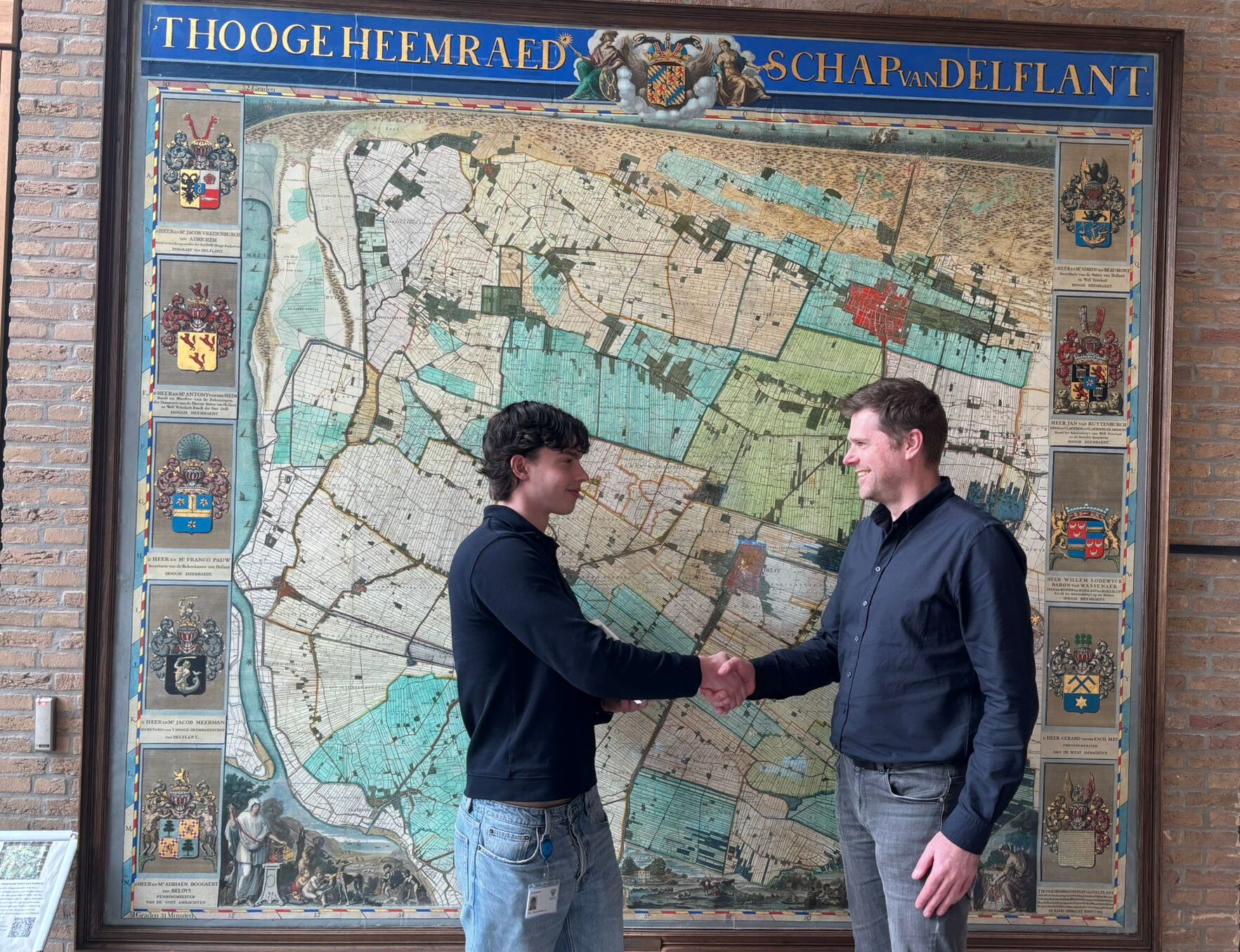 Manager Jorg en student Bruno schudden elkaar de hand.